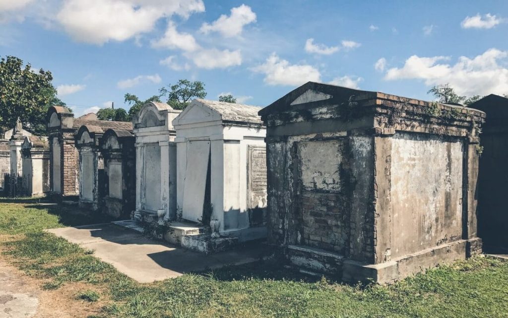 cemeteries with famous people