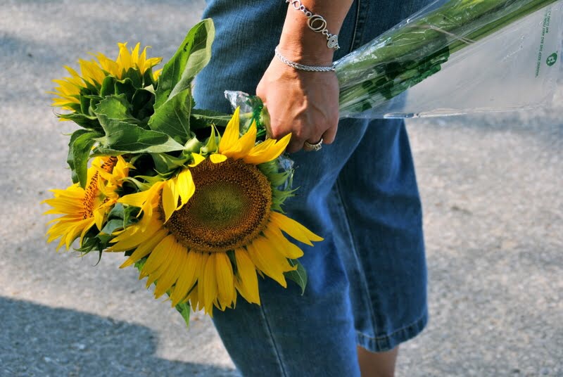 how to send the gift of a luxurious sunflower bouquet by mail