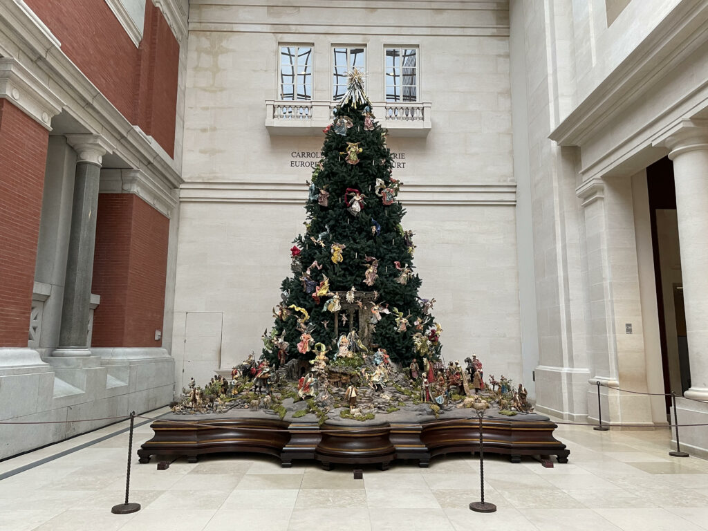The best Christmas trees in New York this year: the Metropolitan Museum of Art. Photo Credit: Dandelion Chandelier.
