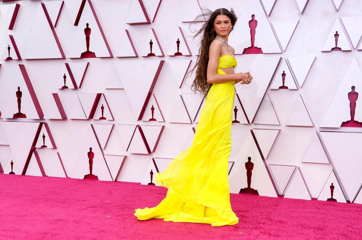 the best-dressed women who set the best inspiring fashion and style trends and lessons from on the red carpet at the Oscars 2021