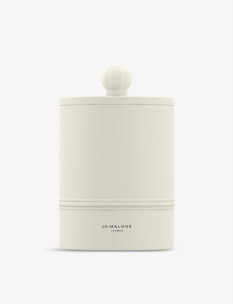 best smelling luxury scented candles that smell like fall, with the fragrance of  pumpkins, campfires, apples and more, perfect for the fall 2021 season.