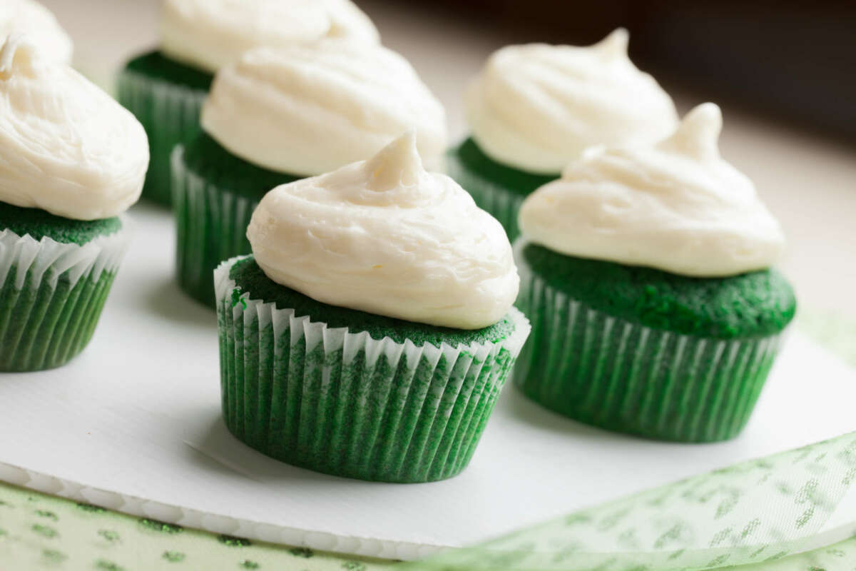 The best St Patrick's Day sweet and savory foods and drinks, including bread, beer, desserts, available online for mail-order.