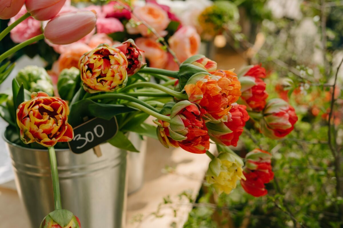 Mother's Day 2022 luxury gift shop guide with the best websites for finding gorgeous flowers online to give her this year.