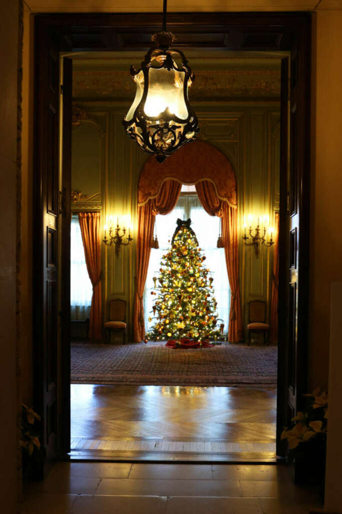 newport rhode island mansion tours christmas