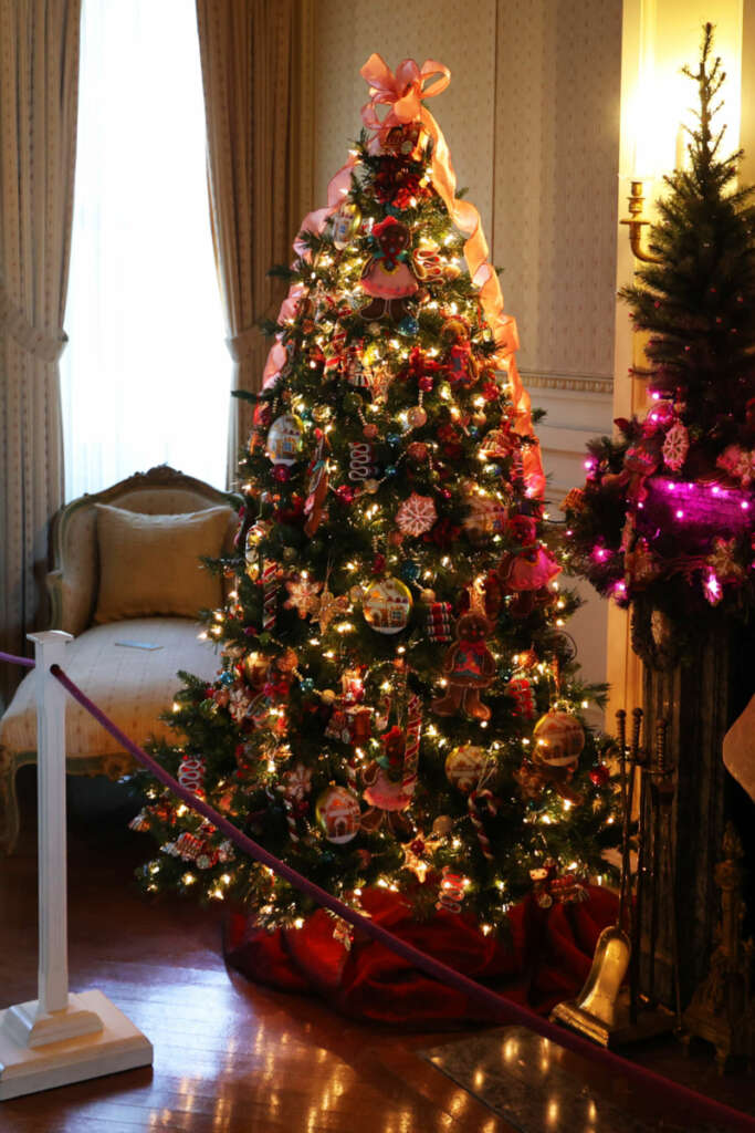 newport mansion tour christmas