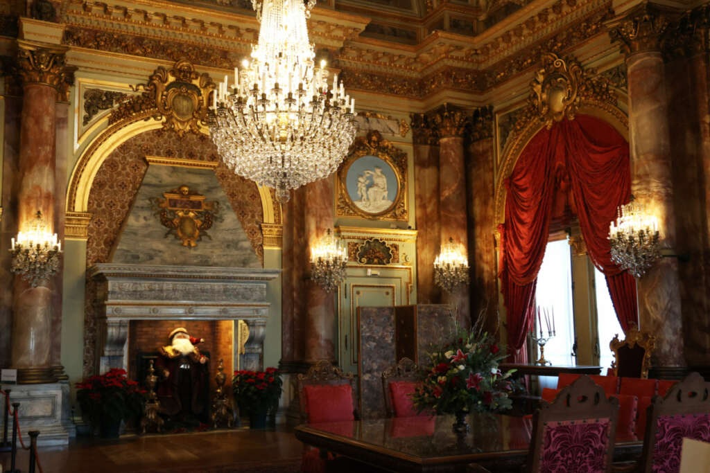 newport rhode island mansion tours christmas