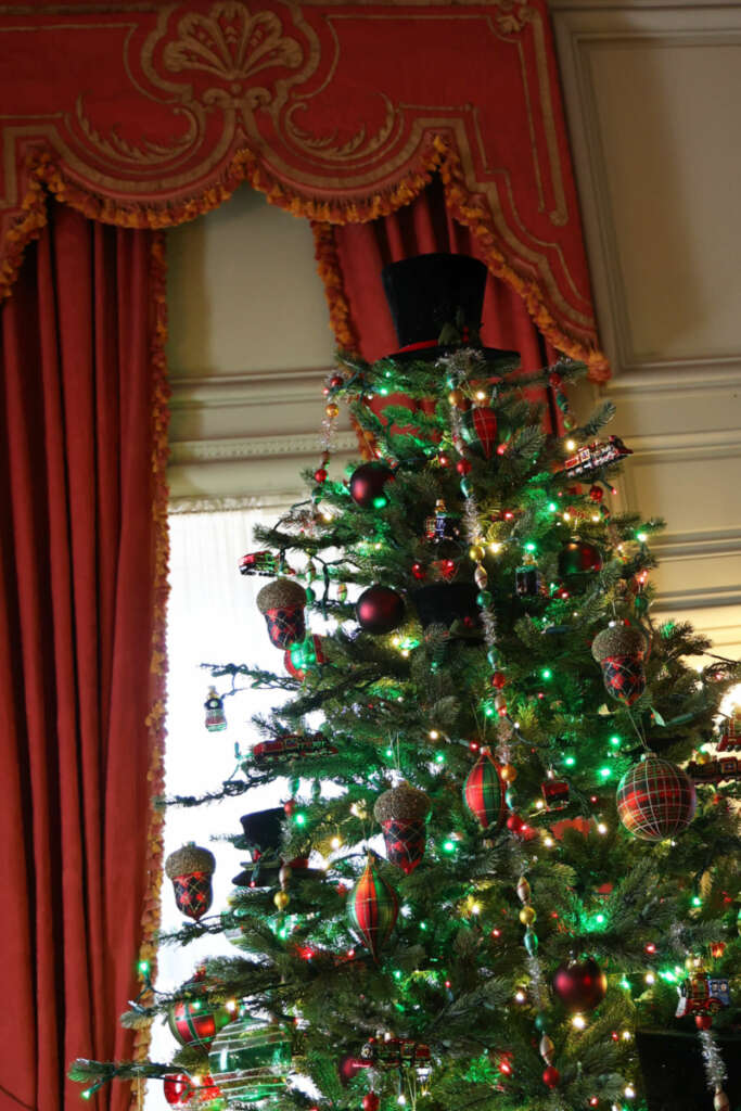 newport mansion tour christmas