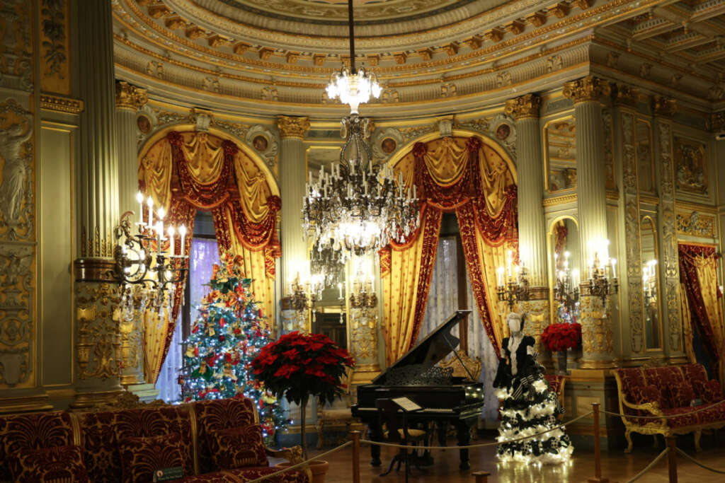 newport rhode island mansion tours christmas