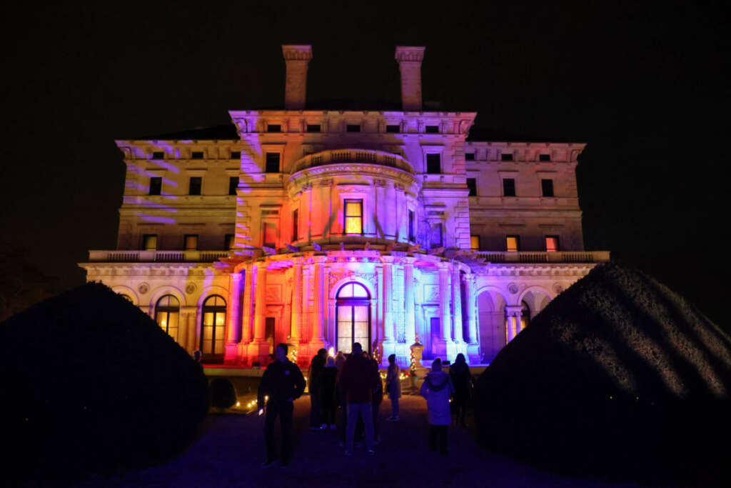 newport mansion tour christmas