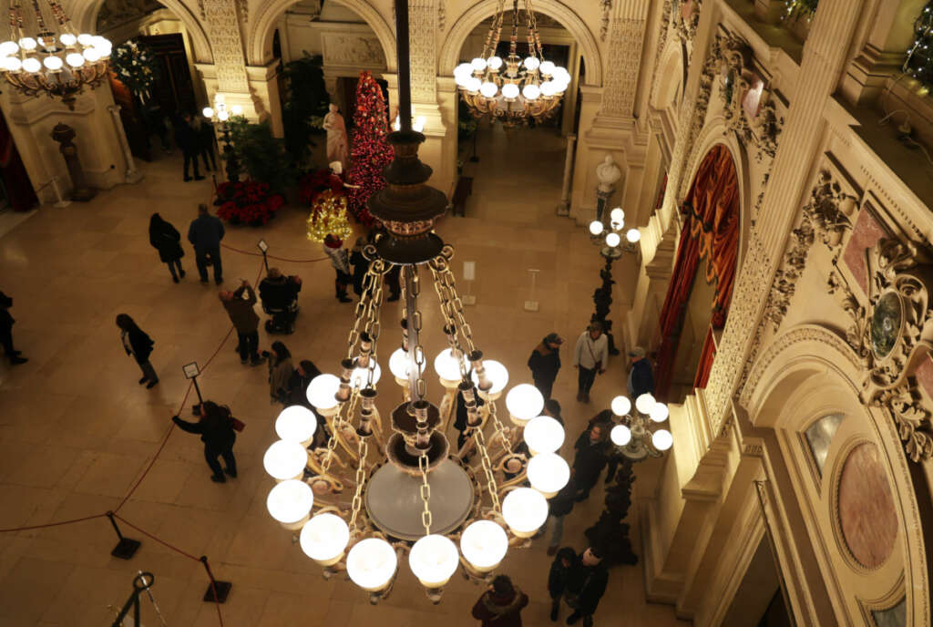 newport mansion tour christmas