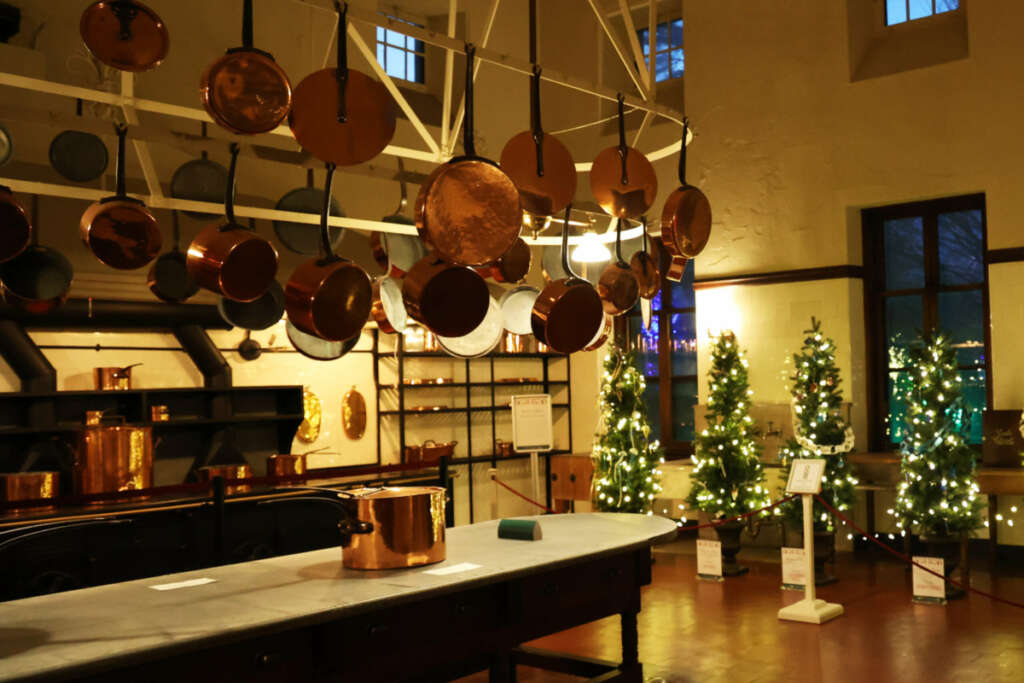 newport rhode island mansion tours christmas