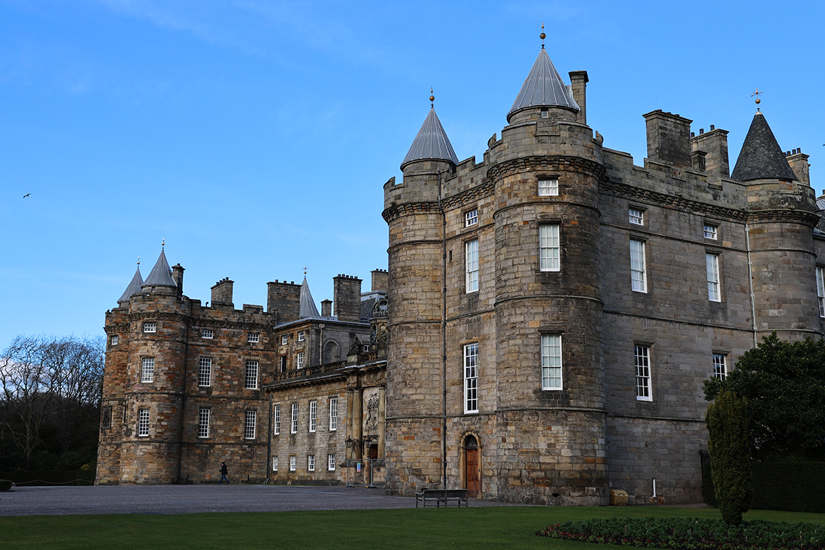 Insider tips on the best first luxury vacation trip to Edinburgh, Scotland, like when to go, where to stay, top restaurants and activities.