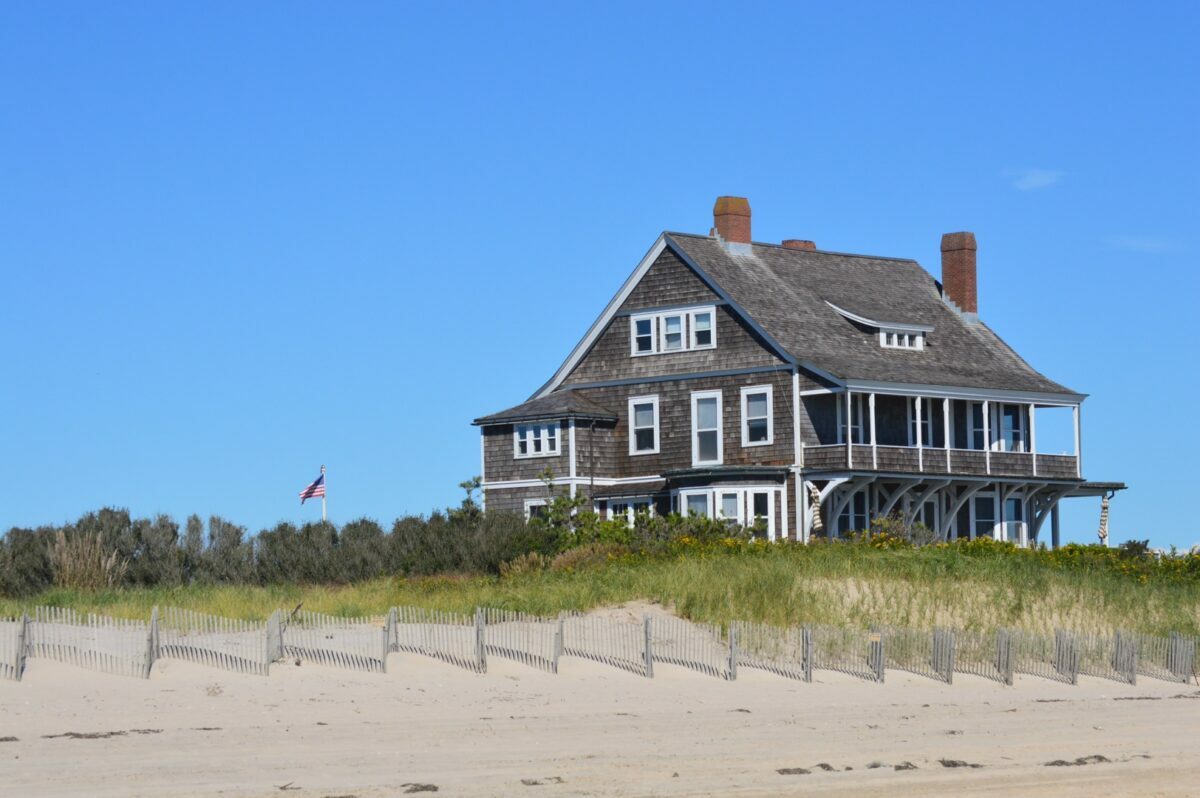 how to find the best luxury summer rental home in the Hamptons