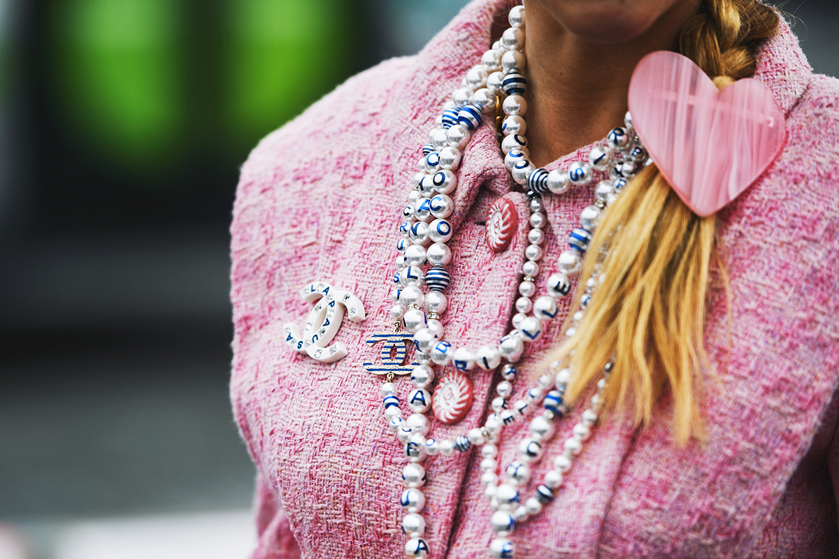 How to wear vintage inspired and actual antique luxury brooches, the new trend in designer fashion for spring summer 2023 for men and women.